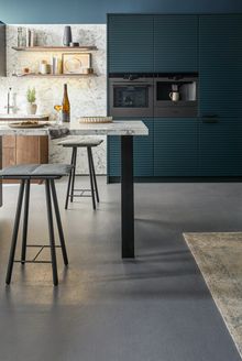 The walled unit with sliding door system by Schüller in Rocca Maroon Knotty Oak flows effortlessly into the kitchen’s deep wood tones. Available from Schüller’s network of independent retailers across the UK and Ireland. For more information, contact InHo