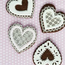 Pretty Pâtisserie by Makiko Searle_lace heart cookies