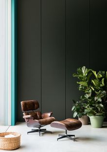 Wall: Stable Green 554 – Pure Flat Emulsion Detail: Teal 622 – Pure Flat Emulsion